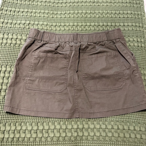 Olive greens skirt - Picture 2 of 2